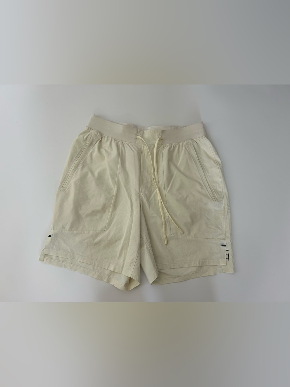 Lululemon License To Train Shorts 7" Linerless Medium
Cream Dewy?
Unlined